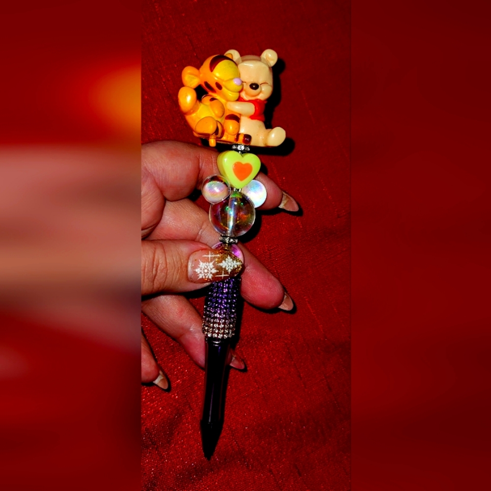 adorable beaded pen. pooh and Tigger (besties) hugging.